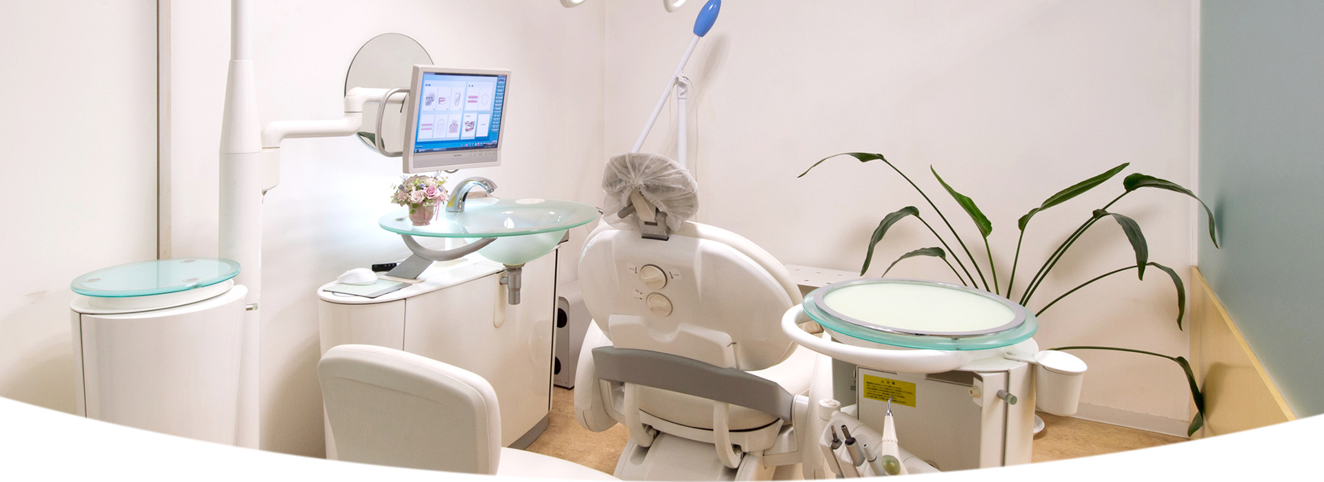 福岡市中央区の「ひろ歯科クリニック」では、審美歯科・ホワイトニング、インプラントなどの自費診療や、一般的な歯科治療を行う歯医者です。